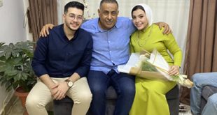 كابتن محمد نافع يتوسط العروسين