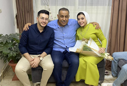 كابتن محمد نافع يتوسط العروسين