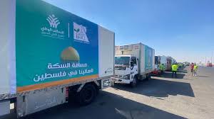 قافلة مساعدات ضخمة تتجه إلى الجانب المصري من معبر رفح تمهيدا لنقلها إلى غزة