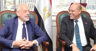 وزير العمل مع السفير اليوناني