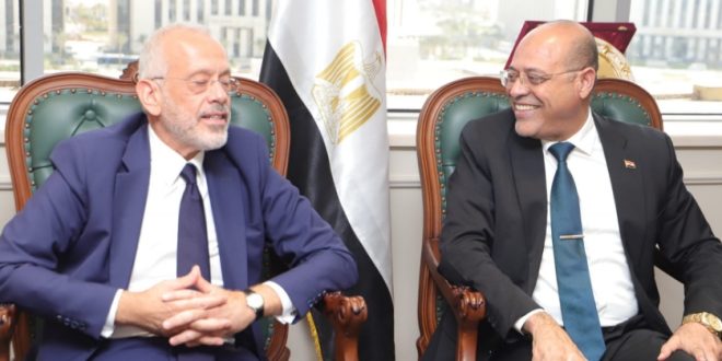 وزير العمل مع السفير اليوناني