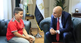وزير التربية والتعليم مع صاحب الفيديو المتداول