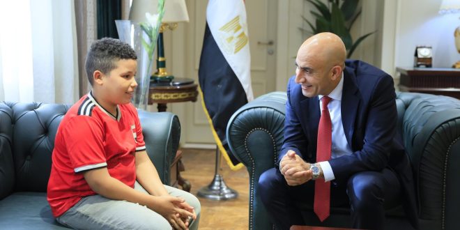 وزير التربية والتعليم مع صاحب الفيديو المتداول