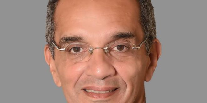 د عمرو طلعت وزير الاتصالات