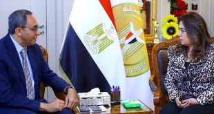 وزيرة التنمية المحلية ومحافظ قنا