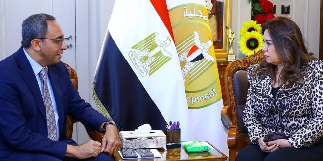 وزيرة التنمية المحلية ومحافظ قنا