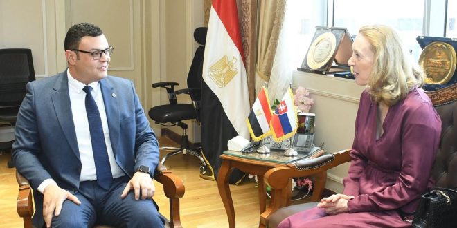 وزير الاسكان وسفيرة سلوفاكيا